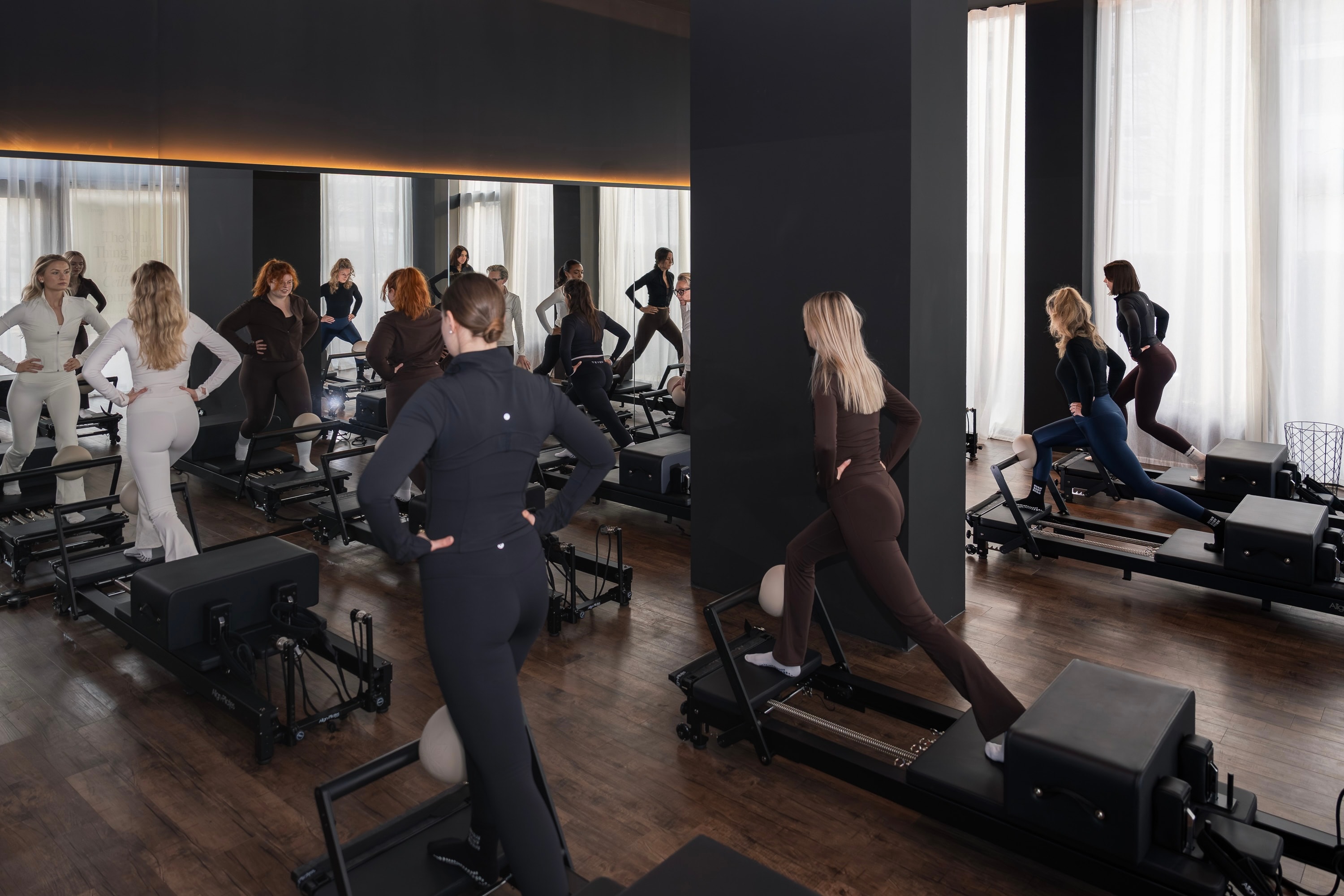 Gemeinsames Reformer-Training im lichtdurchfluteten Loft